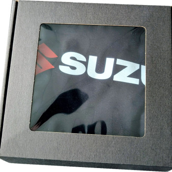 Póló Suzuki motívummal