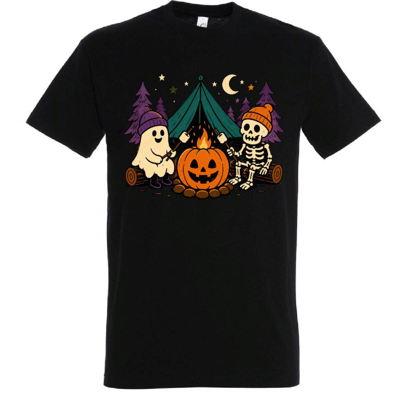 Család fekete Halloween pólókban, különböző színes mintákkal
