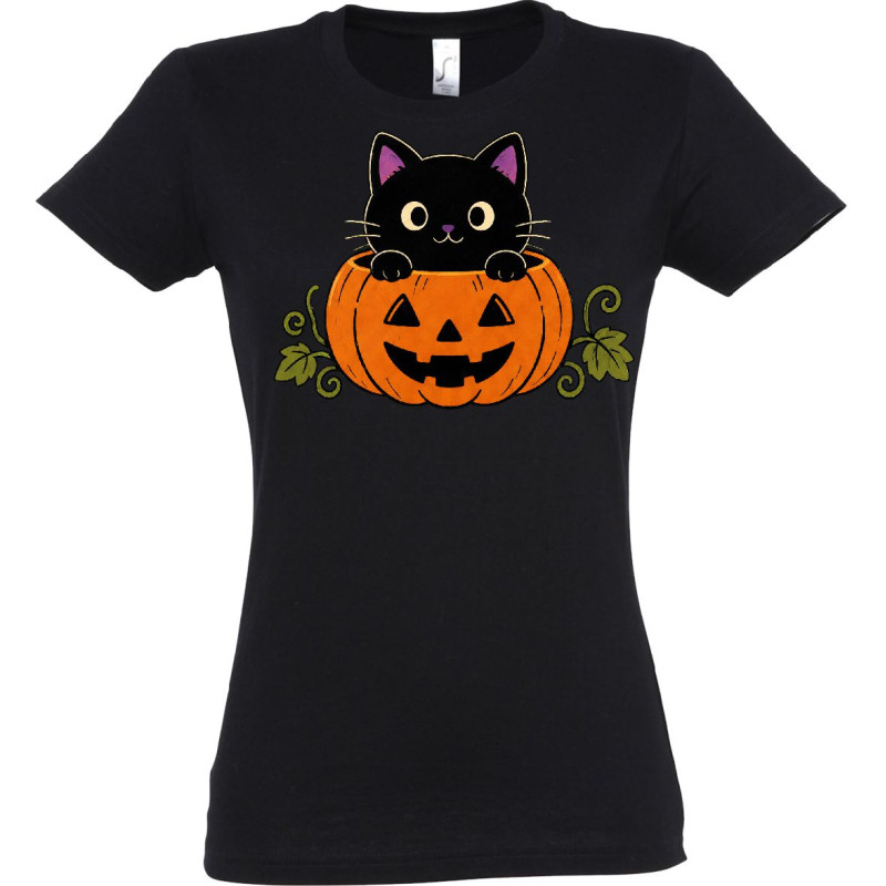Család fekete Halloween pólókban, különböző színes mintákkal